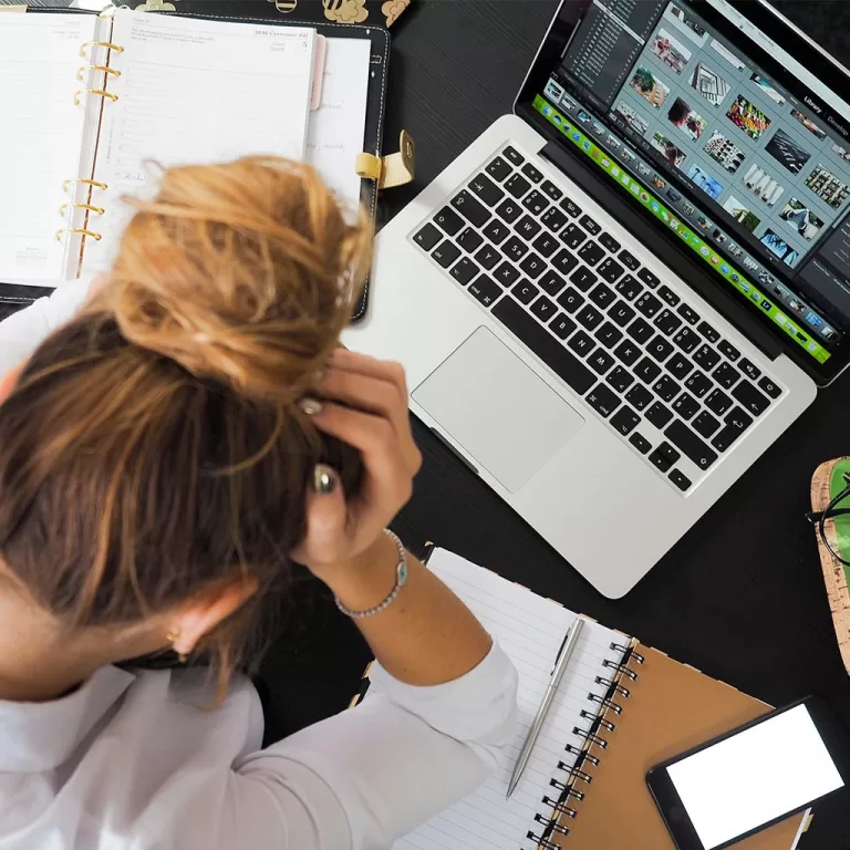 menina preocupada e seu computador