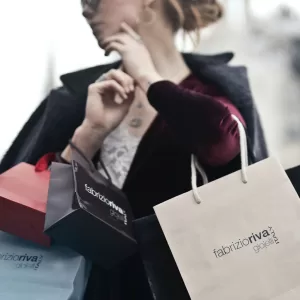 mulher segurando sacolas de compras