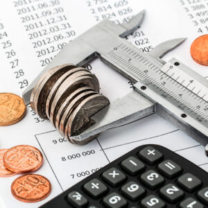 Calculadora e papel para auxiliar no controle de gastos pessoais