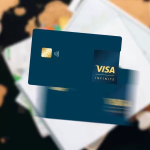 cartão visa infinite com fundo ofuscado de um mapa