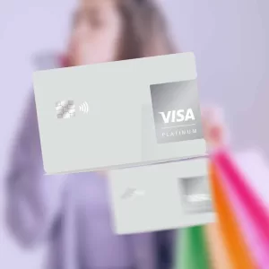 mulher segurando cartão visa platinum e compras