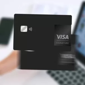 cartão visa signature com computador ao fundo