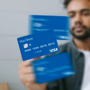 cartões visa classic na mão de um homem